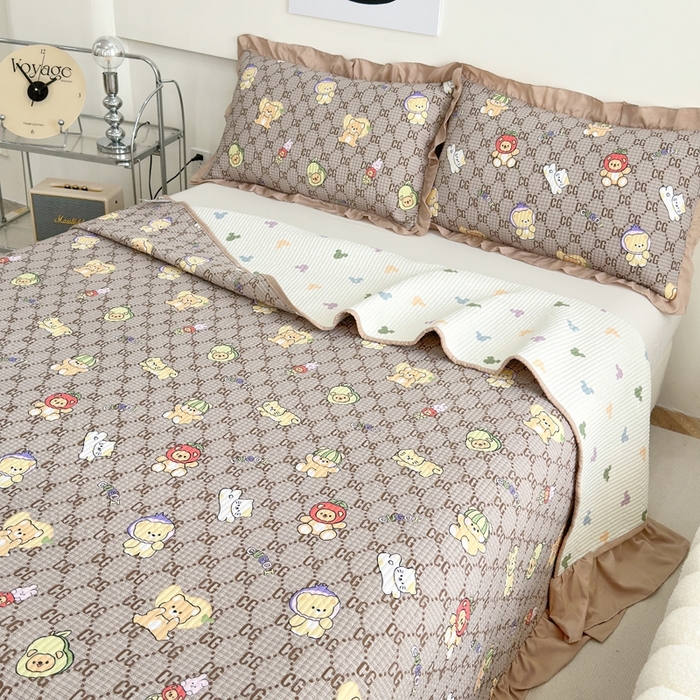 91家纺网 家纺一手货源 找家纺 赛琳 2026新款水洗棉花边床盖单件床盖四季通用夹棉床盖 床盖单件 格子小熊