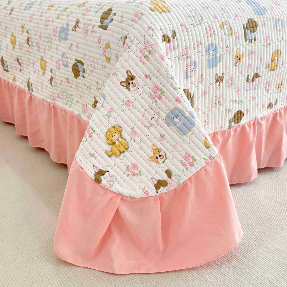 91家纺网 家纺一手货源 找家纺 赛琳 2026新款水洗棉花边床盖单件床盖四季通用夹棉床盖 床盖单件 灰蒙小狗