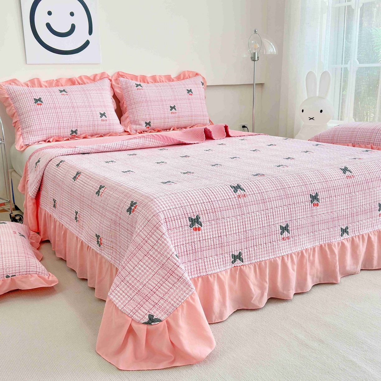 91家纺网 家纺一手货源 找家纺 赛琳 2026新款水洗棉花边床盖单件床盖四季通用夹棉床盖 床盖单件 粉色樱桃