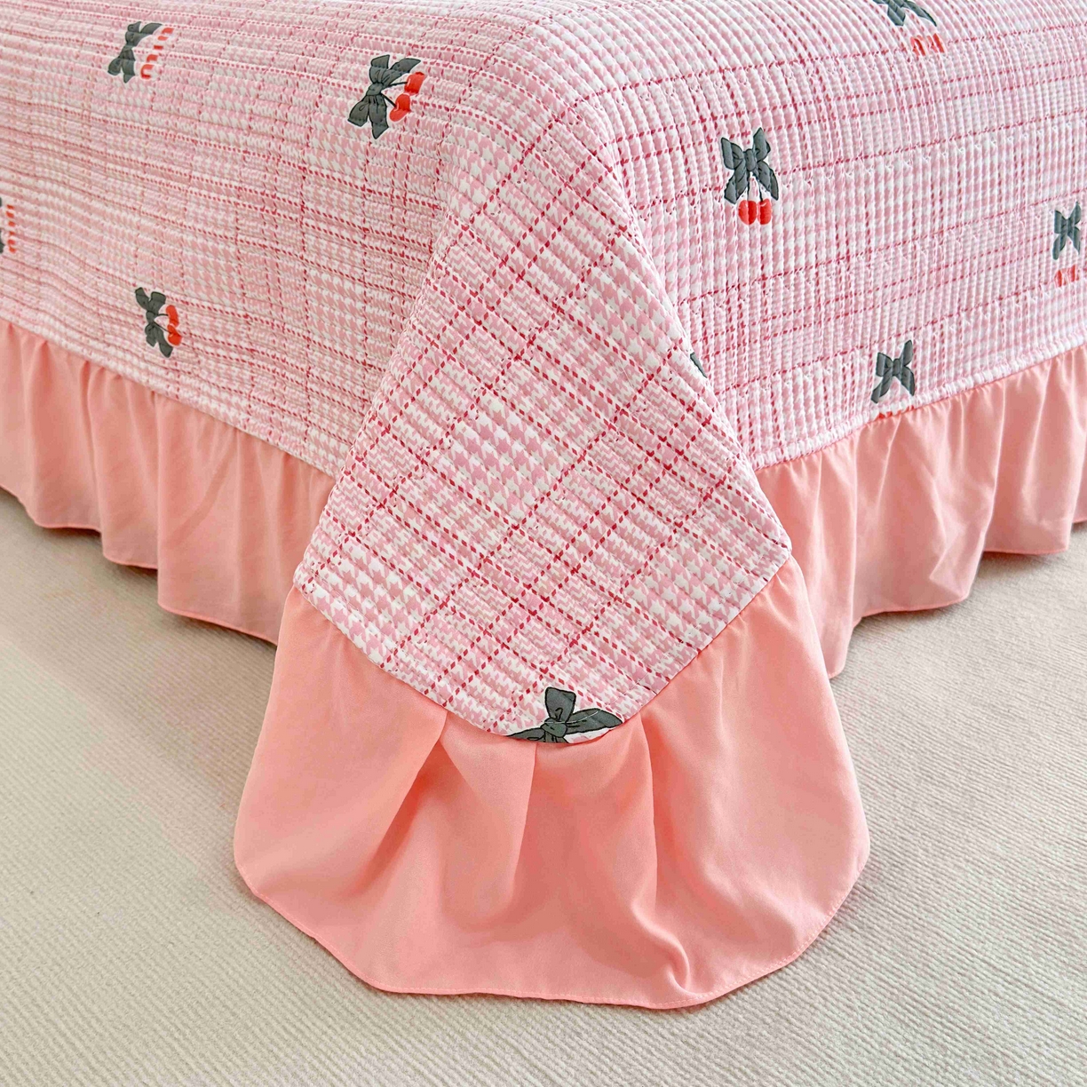 91家纺网 家纺一手货源 找家纺 赛琳 2026新款水洗棉花边床盖单件床盖四季通用夹棉床盖 床盖单件 粉色樱桃