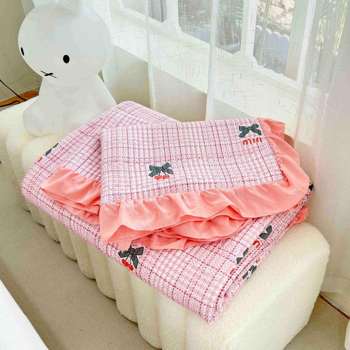 91家纺网 家纺一手货源 找家纺 赛琳 2026新款水洗棉花边床盖单件床盖四季通用夹棉床盖 床盖单件 粉色樱桃