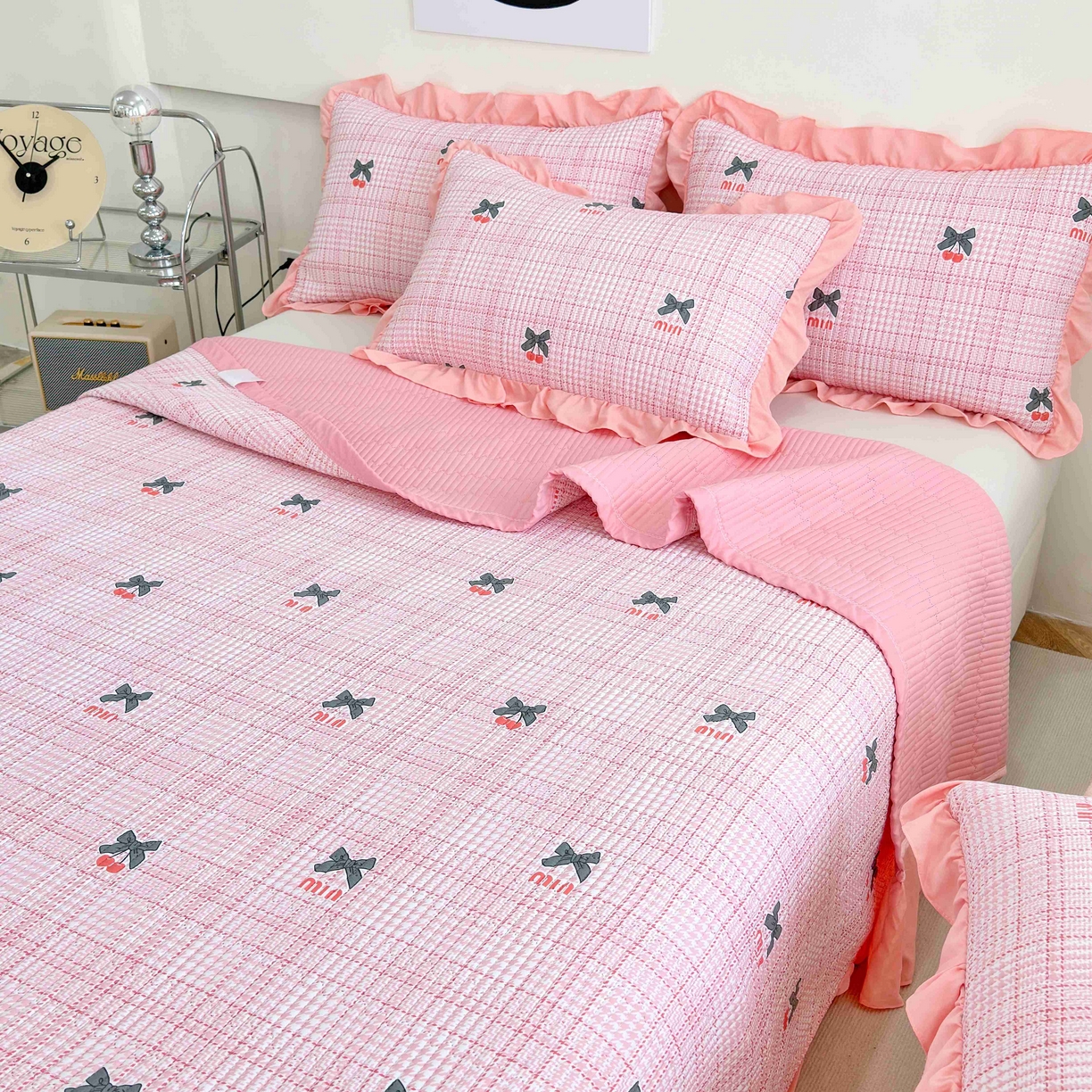 91家纺网 家纺一手货源 找家纺 赛琳 2026新款水洗棉花边床盖单件床盖四季通用夹棉床盖 床盖单件 粉色樱桃