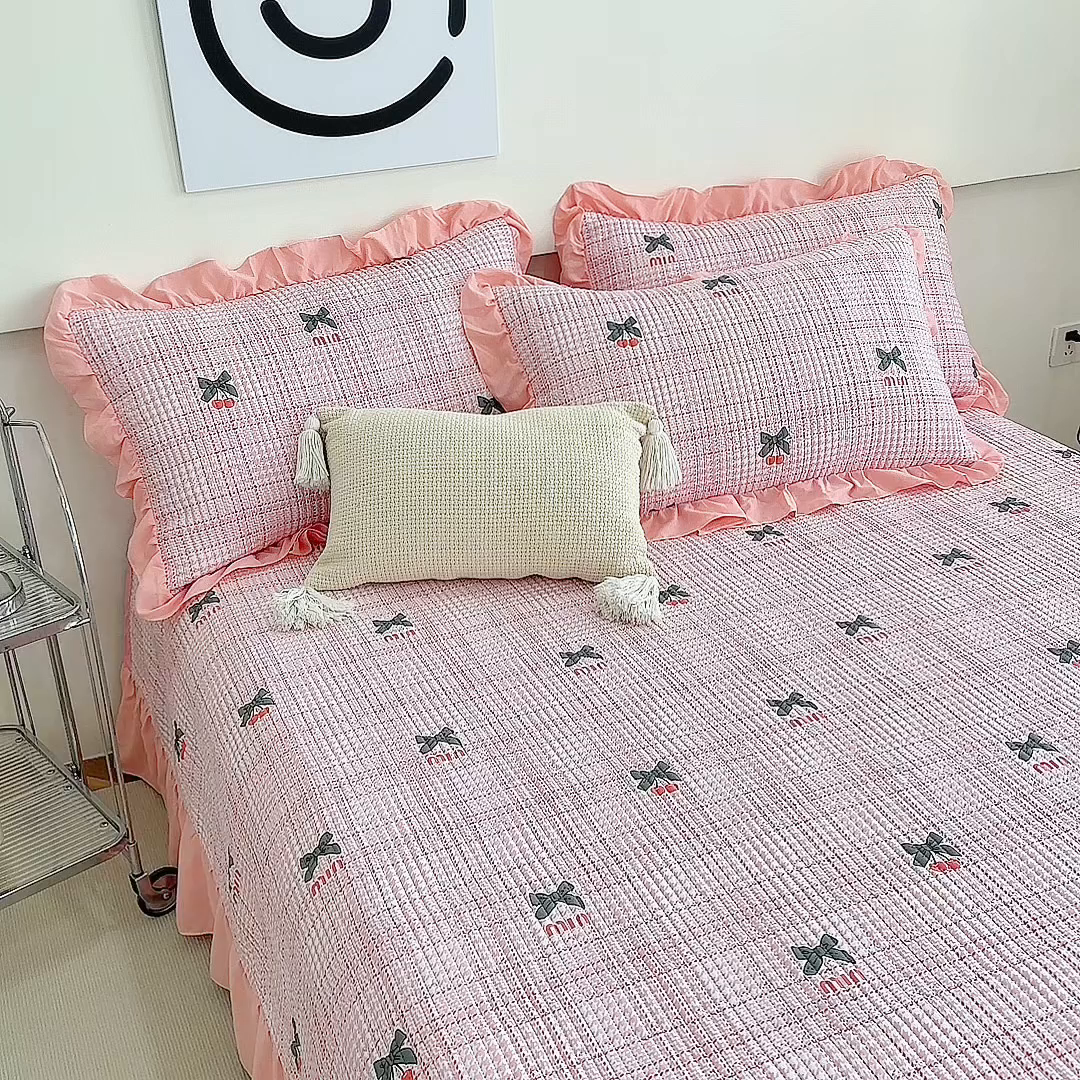 91家纺网 家纺一手货源 找家纺 赛琳 2026新款水洗棉花边床盖单件床盖四季通用夹棉床盖 床盖单件 粉色樱桃