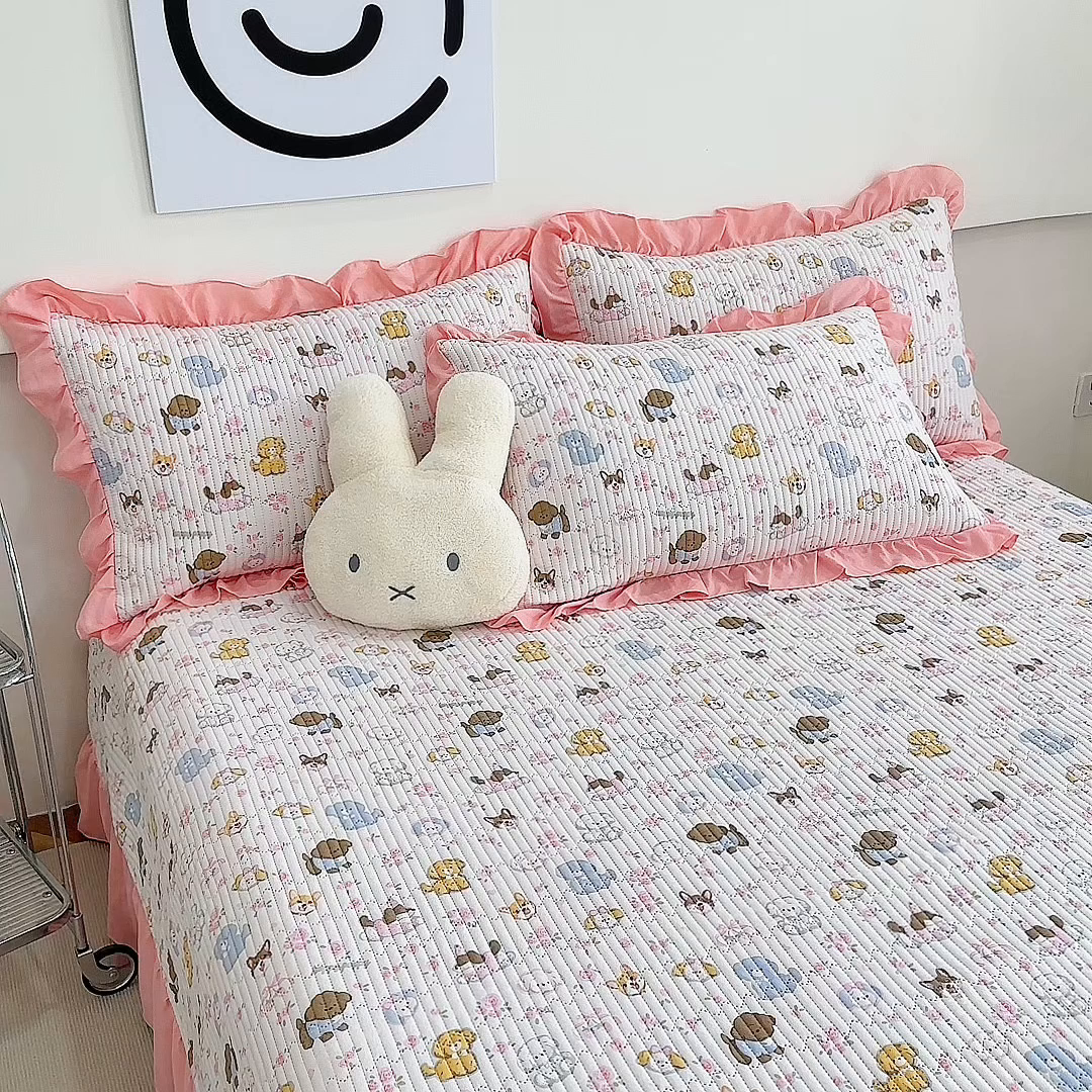 91家纺网 家纺一手货源 找家纺 赛琳 2026新款水洗棉花边床盖单件床盖四季通用夹棉床盖 床盖单件 灰蒙小狗