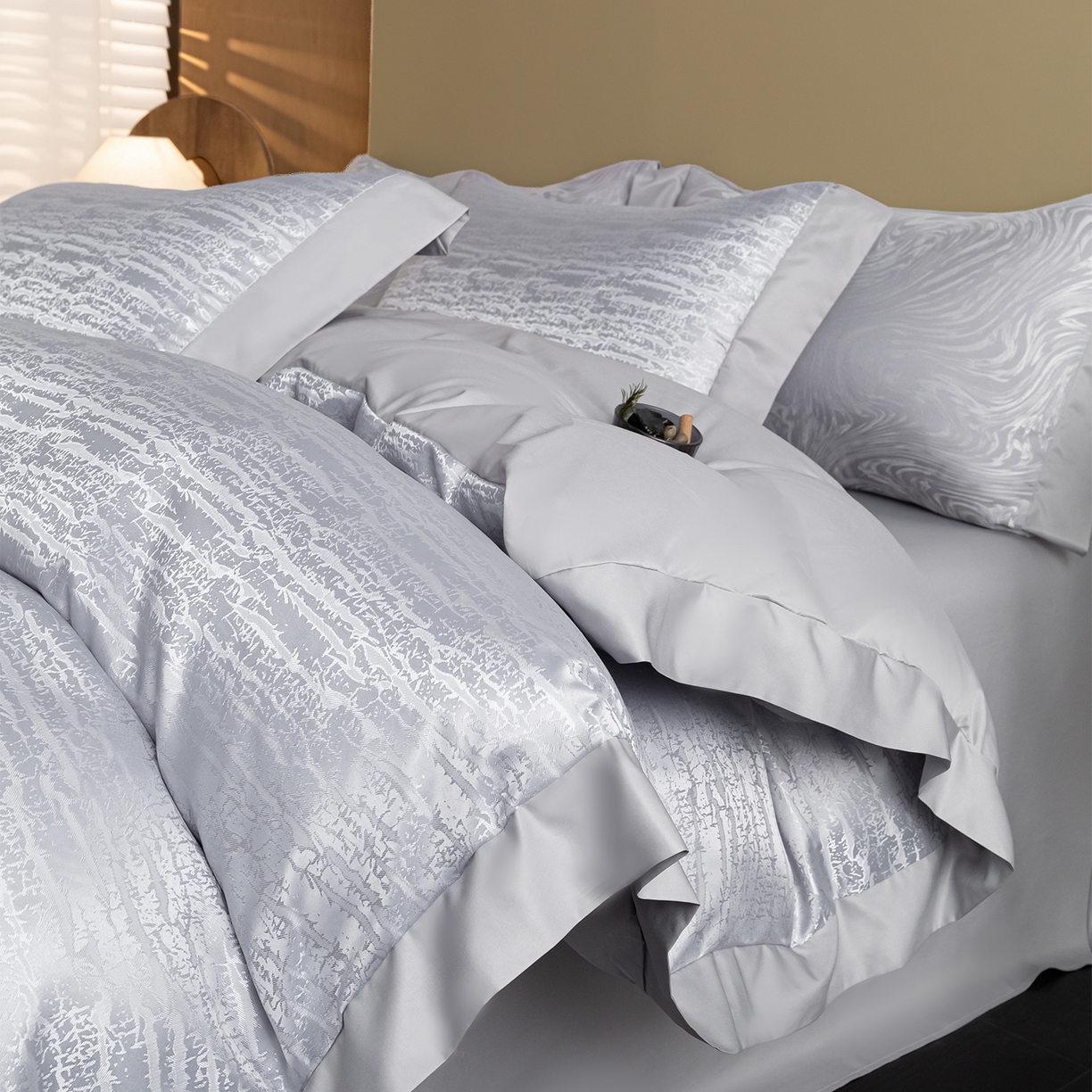 91家纺网 家纺一手货源 找家纺 悦织湾家纺 2026春夏新款亲肤冰丝提花四件套 流光（浅灰）