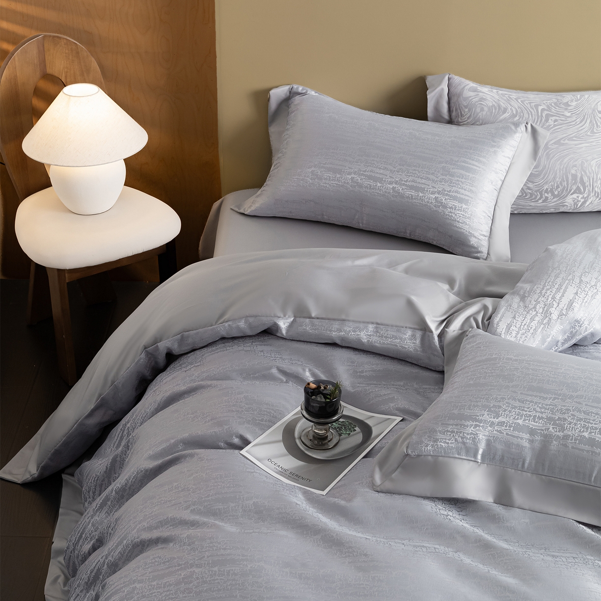 91家纺网 家纺一手货源 找家纺 悦织湾家纺 2026春夏新款亲肤冰丝提花四件套 流光（浅灰）