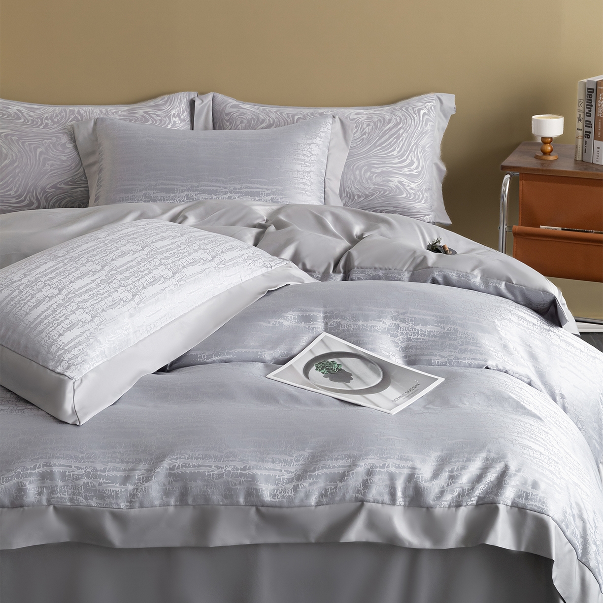 91家纺网 家纺一手货源 找家纺 悦织湾家纺 2026春夏新款亲肤冰丝提花四件套 流光（浅灰）