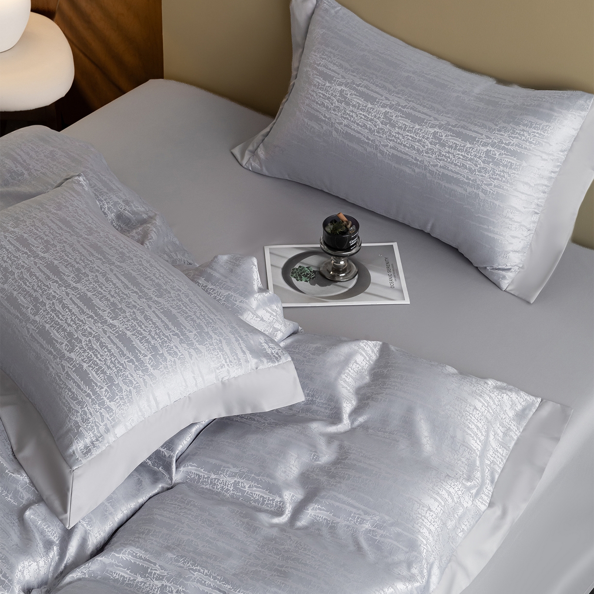 91家纺网 家纺一手货源 找家纺 悦织湾家纺 2026春夏新款亲肤冰丝提花四件套 流光（浅灰）