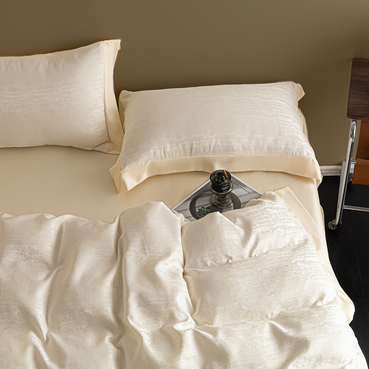 91家纺网 家纺一手货源 找家纺 悦织湾家纺 2026春夏新款亲肤冰丝提花四件套 流光（奶白）