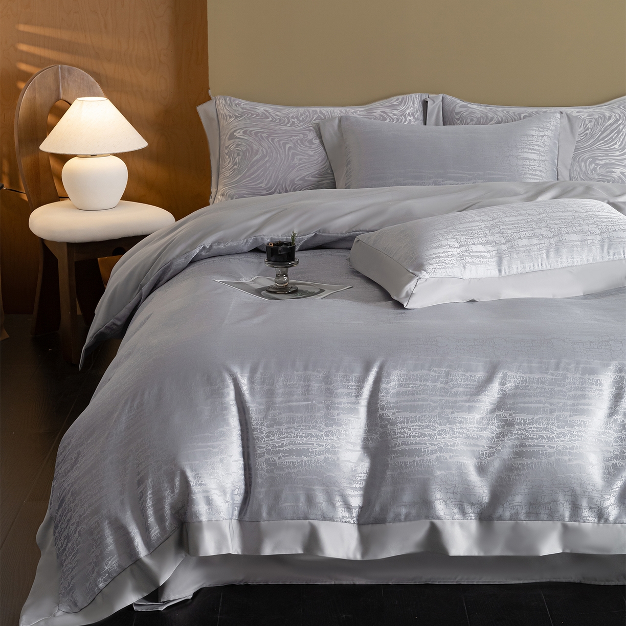 91家纺网 家纺一手货源 找家纺 悦织湾家纺 2026春夏新款亲肤冰丝提花四件套 流光（浅灰）