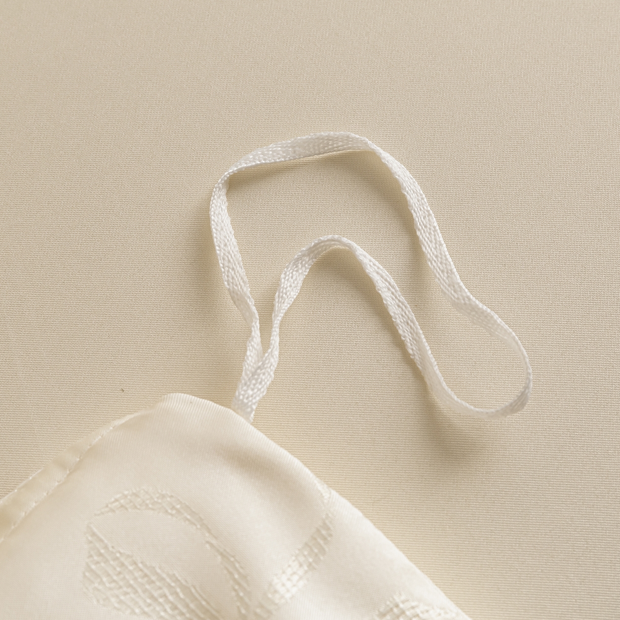 91家纺网 家纺一手货源 找家纺 悦织湾家纺 2026春夏新款亲肤冰丝提花四件套 雅蝶（奶白）