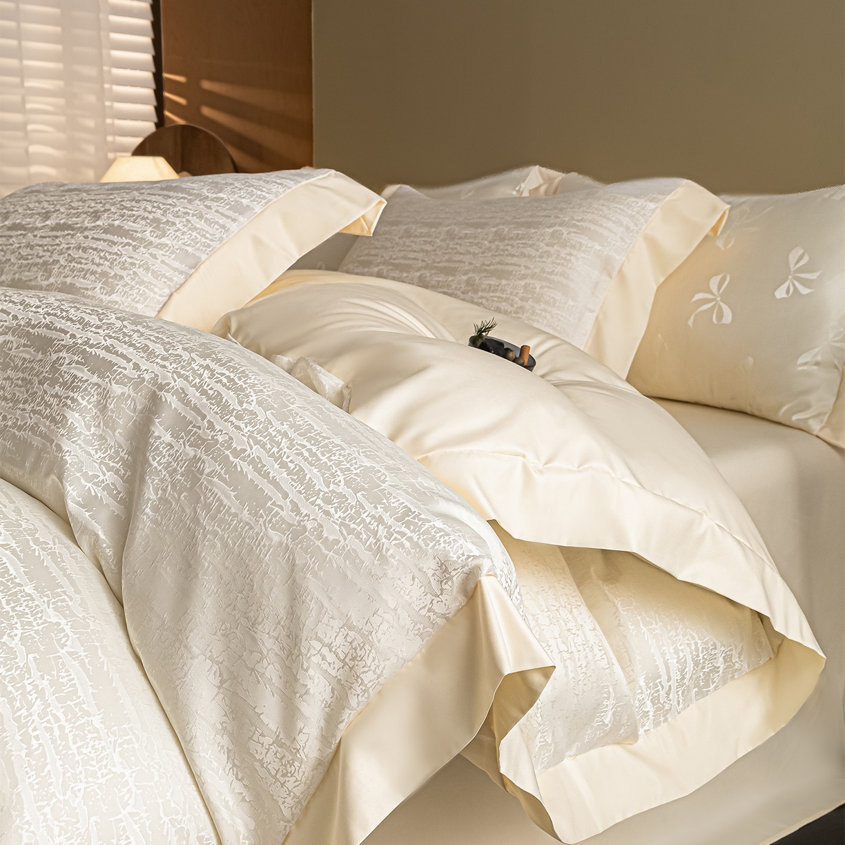 91家纺网 家纺一手货源 找家纺 悦织湾家纺 2026春夏新款亲肤冰丝提花四件套 流光（奶白）