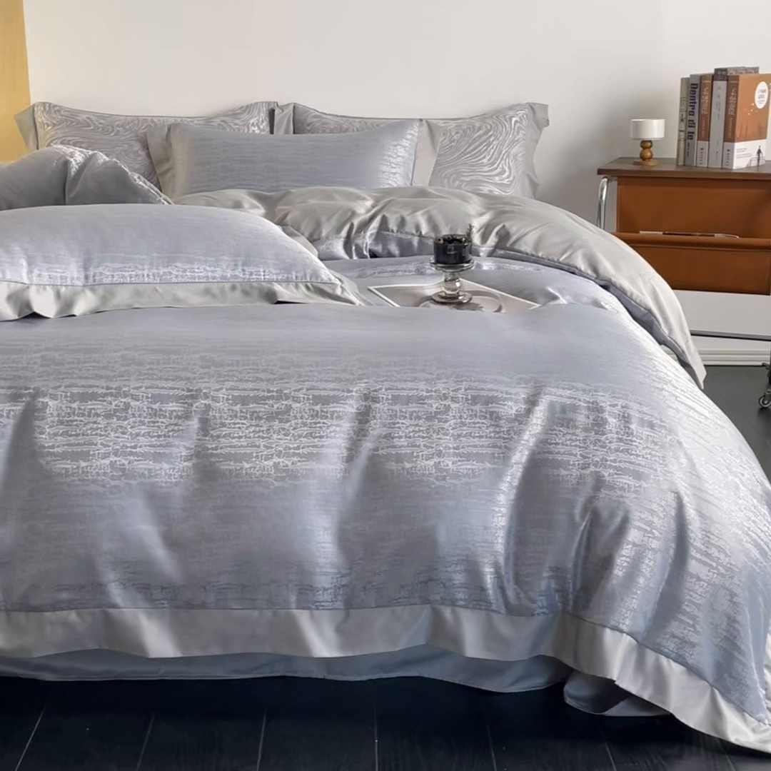 91家纺网 家纺一手货源 找家纺 悦织湾家纺 2026春夏新款亲肤冰丝提花四件套 流光（浅灰）