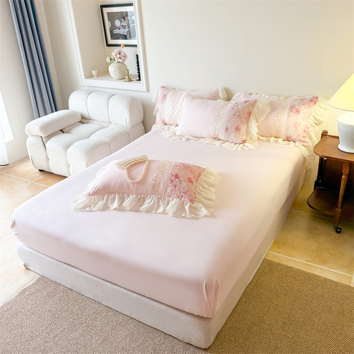 91家纺网 家纺一手货源 找家纺 富盛家纺 2026新款水洗亲肤棉蕾丝刺绣四件套-爱丽丝 爱丽丝—粉