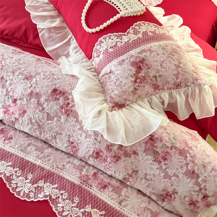 91家纺网 家纺一手货源 找家纺 富盛家纺 2026新款水洗亲肤棉蕾丝刺绣四件套-爱丽丝 爱丽丝—大红