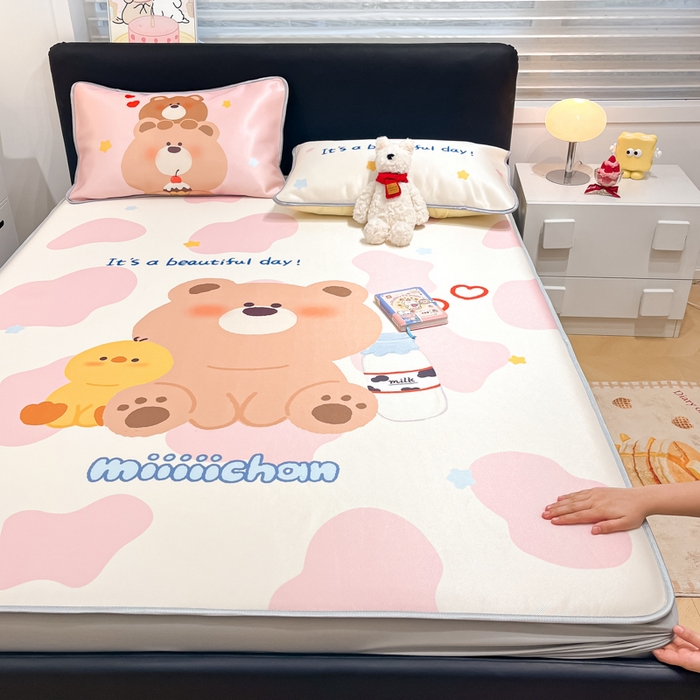 91家纺网 家纺一手货源 找家纺 暮思家居 2026新款正版授权miiiiichan大版数码印花可机洗1200D冰丝席子凉席 牛奶小熊