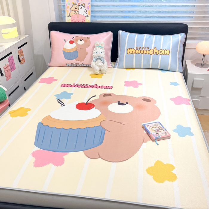 91家纺网 家纺一手货源 找家纺 暮思家居 2026新款正版授权miiiiichan大版数码印花可机洗1200D冰丝席子凉席 蛋糕小熊