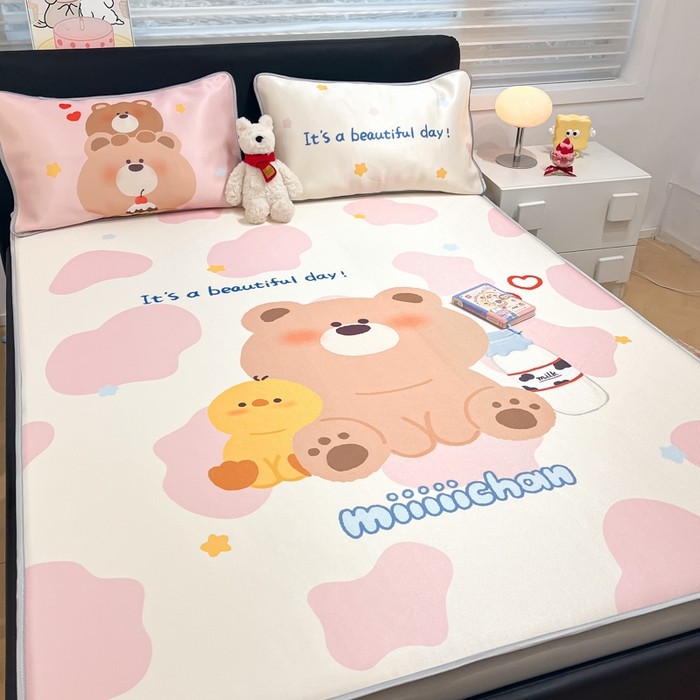 91家纺网 家纺一手货源 找家纺 暮思家居 2026新款正版授权miiiiichan大版数码印花可机洗1200D冰丝席子凉席 牛奶小熊