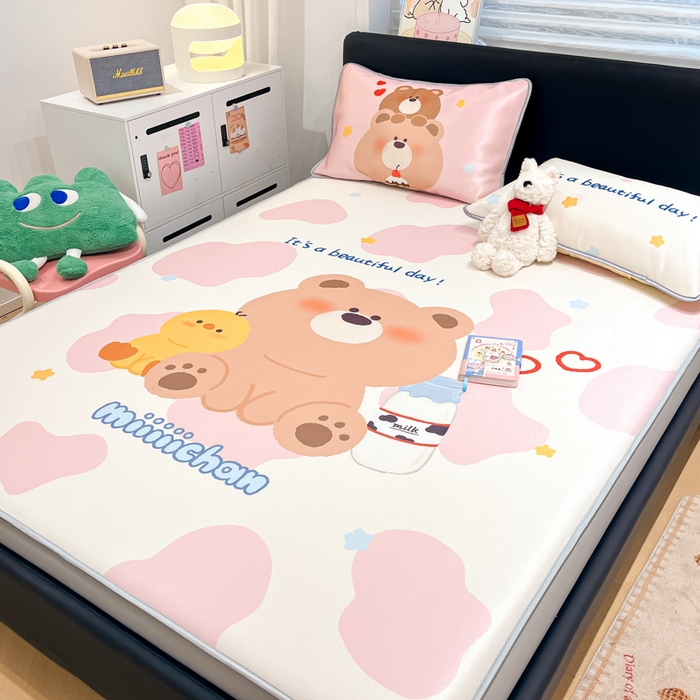 91家纺网 家纺一手货源 找家纺 暮思家居 2026新款正版授权miiiiichan大版数码印花可机洗1200D冰丝席子凉席 牛奶小熊