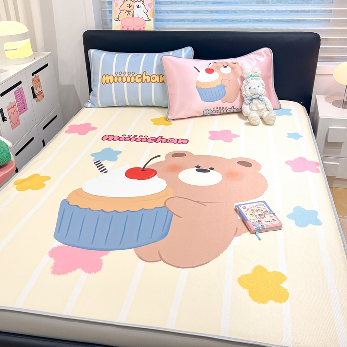 91家纺网 家纺一手货源 找家纺 暮思家居 2026新款正版授权miiiiichan大版数码印花可机洗1200D冰丝席子凉席 蛋糕小熊