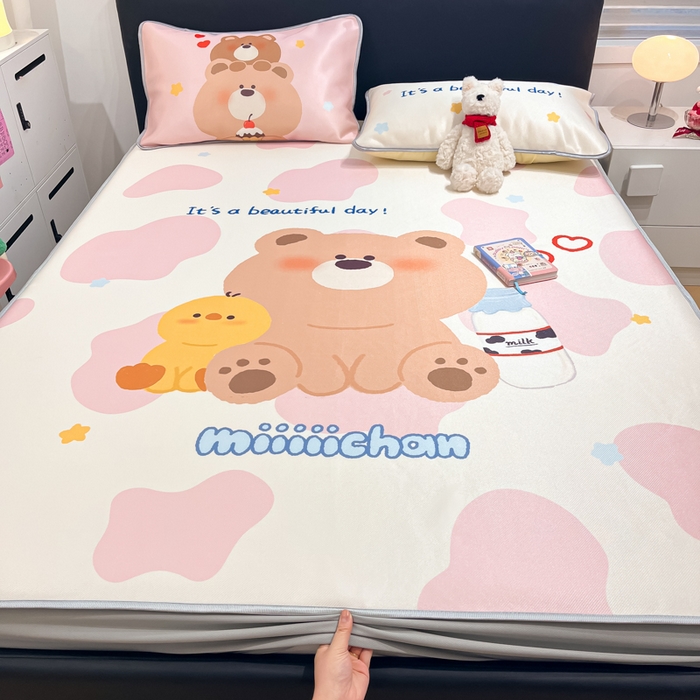 91家纺网 家纺一手货源 找家纺 暮思家居 2026新款正版授权miiiiichan大版数码印花可机洗1200D冰丝席子凉席 牛奶小熊