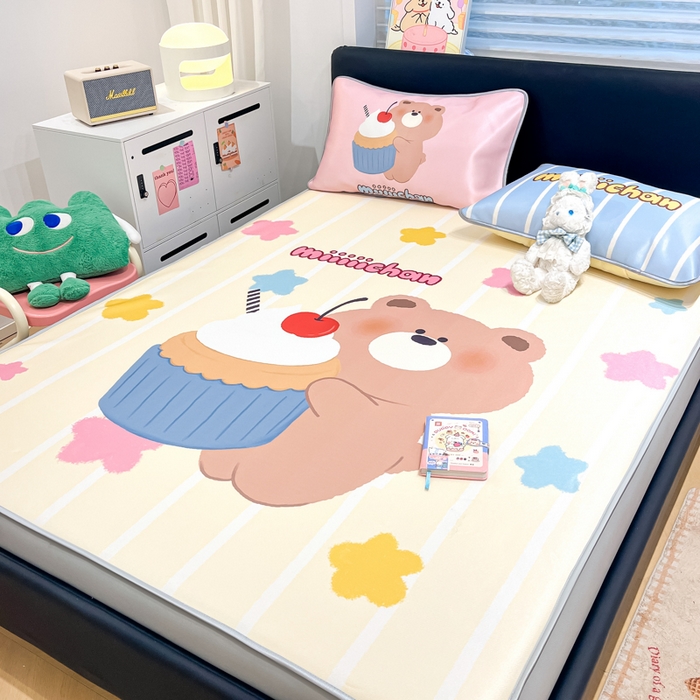 91家纺网 家纺一手货源 找家纺 暮思家居 2026新款正版授权miiiiichan大版数码印花可机洗1200D冰丝席子凉席 蛋糕小熊