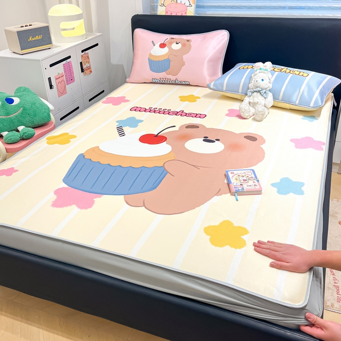 91家纺网 家纺一手货源 找家纺 暮思家居 2026新款正版授权miiiiichan大版数码印花可机洗1200D冰丝席子凉席 蛋糕小熊