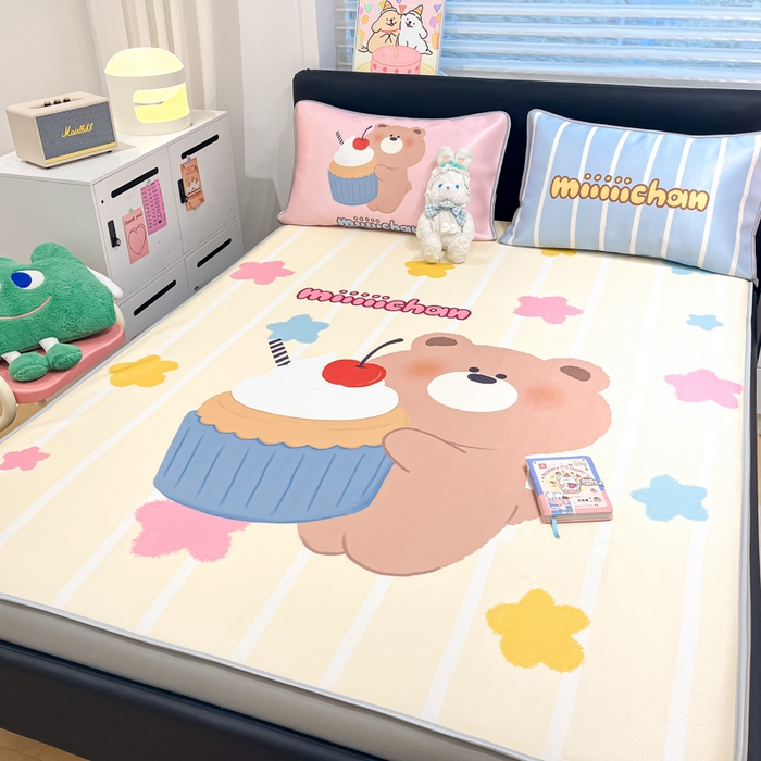 91家纺网 家纺一手货源 找家纺 暮思家居 2026新款正版授权miiiiichan大版数码印花可机洗1200D冰丝席子凉席 蛋糕小熊