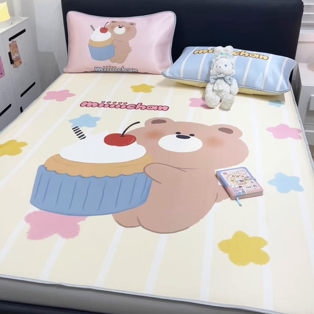 91家纺网 家纺一手货源 找家纺 暮思家居 2026新款正版授权miiiiichan大版数码印花可机洗1200D冰丝席子凉席 蛋糕小熊