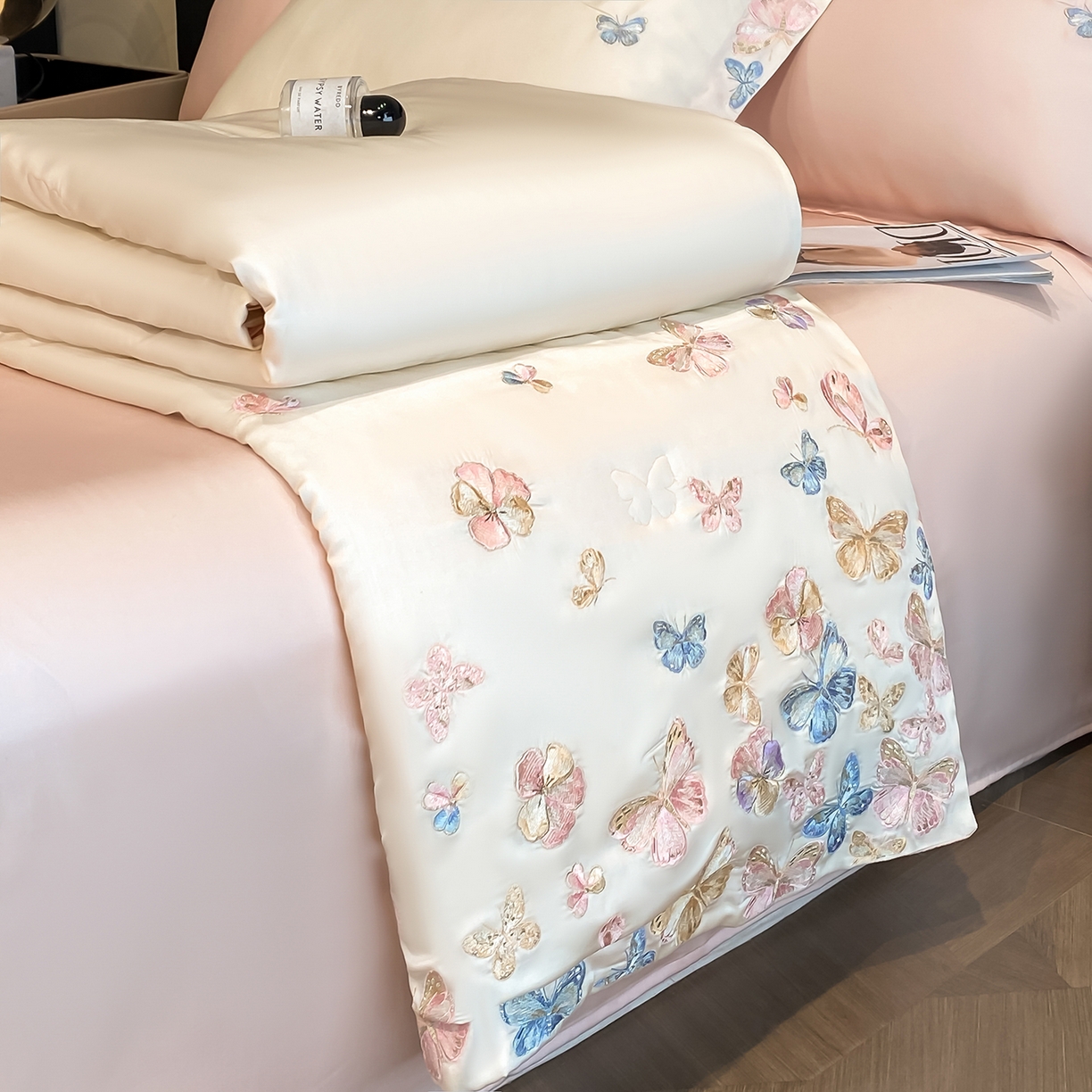 91家纺网 家纺一手货源 找家纺 置顶家纺 2026新款水洗天丝夏被四件套-花不尽 花不尽-白+粉