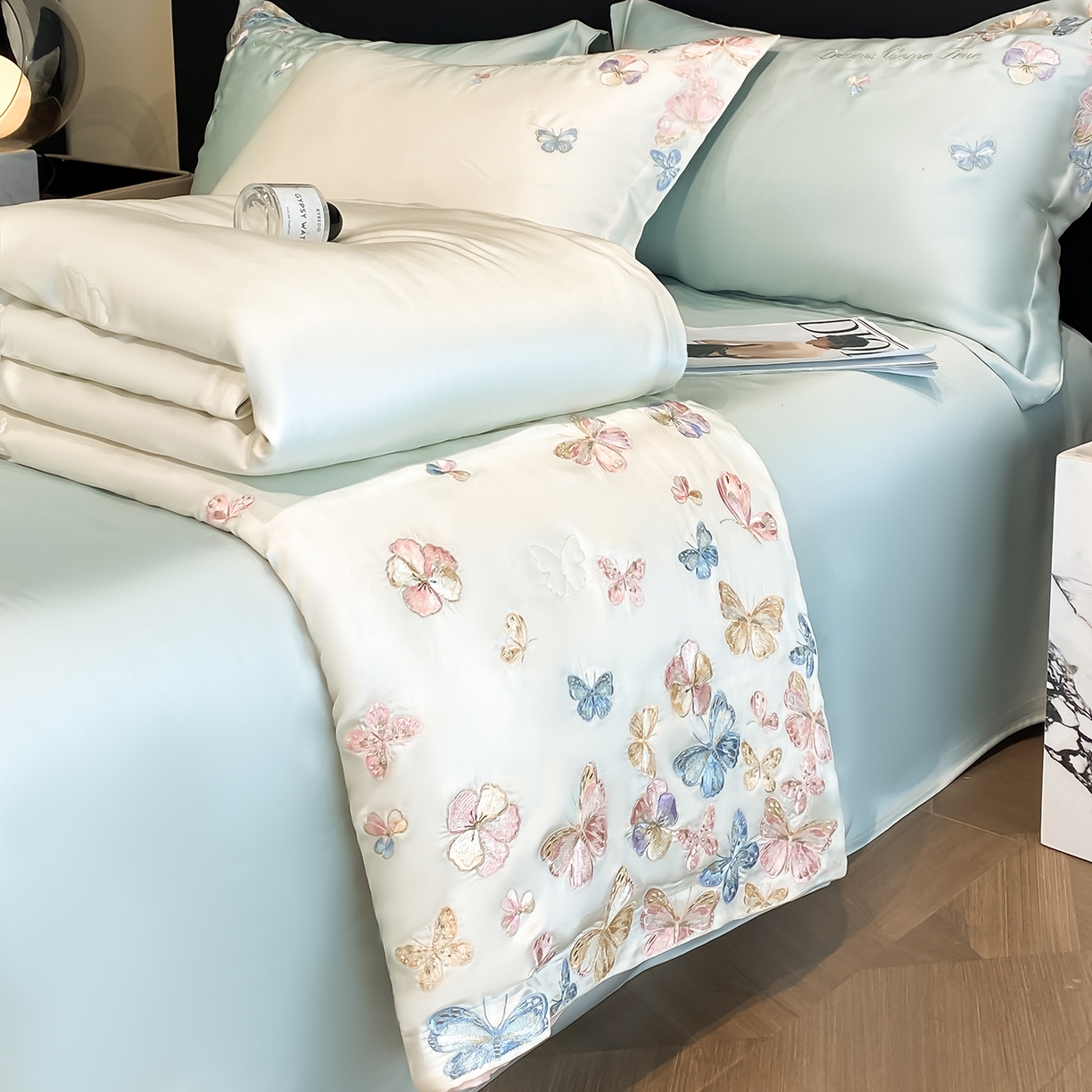 91家纺网 家纺一手货源 找家纺 置顶家纺 2026新款水洗天丝夏被四件套-花不尽 花不尽-白+蓝