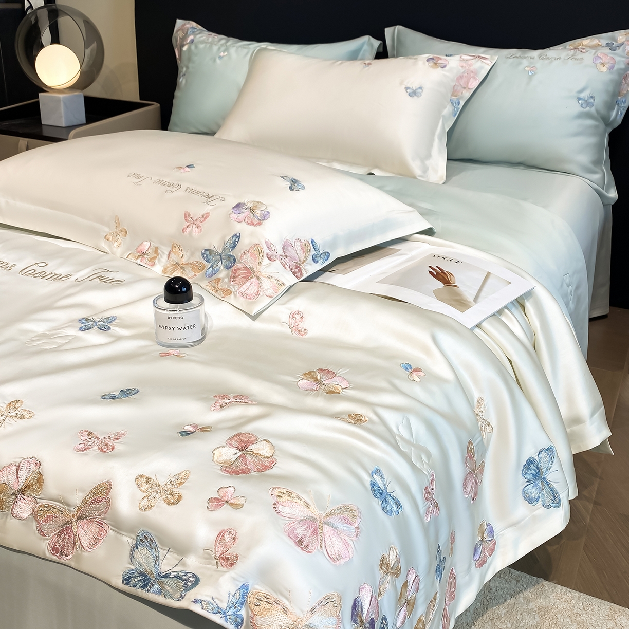 91家纺网 家纺一手货源 找家纺 置顶家纺 2026新款水洗天丝夏被四件套-花不尽 花不尽-白+蓝