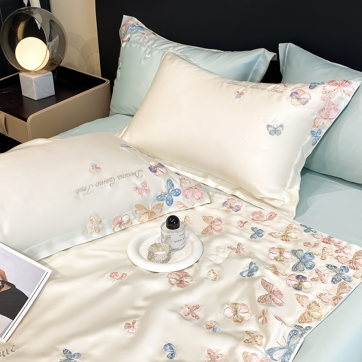 91家纺网 家纺一手货源 找家纺 置顶家纺 2026新款水洗天丝夏被四件套-花不尽 花不尽-白+蓝