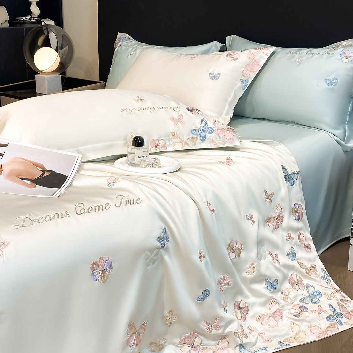 91家纺网 家纺一手货源 找家纺 置顶家纺 2026新款水洗天丝夏被四件套-花不尽 花不尽-白+蓝