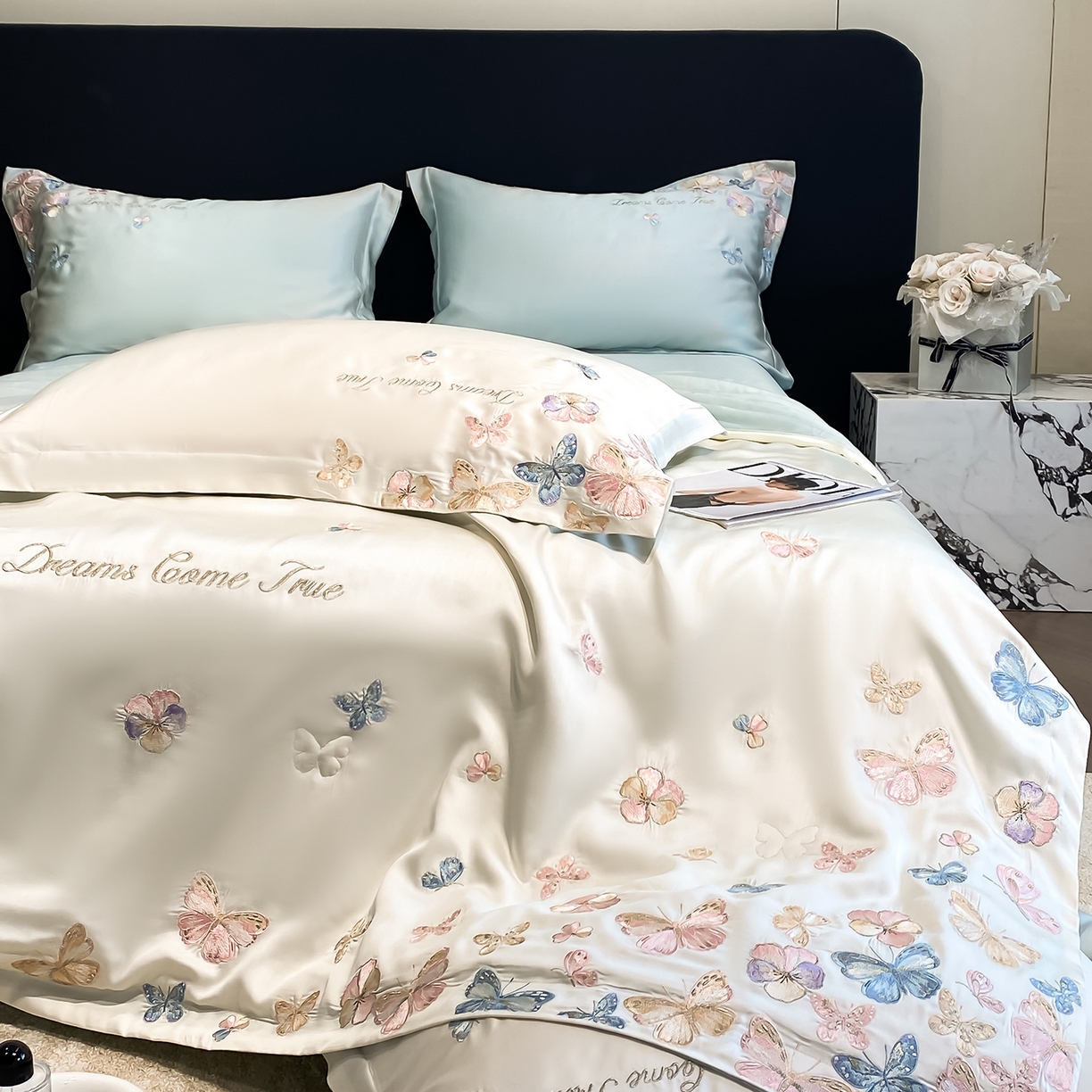 91家纺网 家纺一手货源 找家纺 置顶家纺 2026新款水洗天丝夏被四件套-花不尽 花不尽-白+蓝