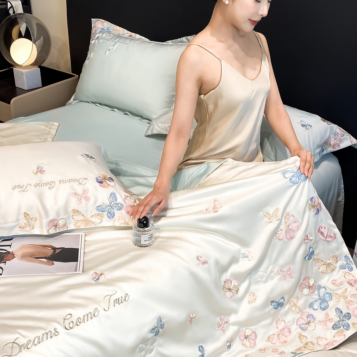 91家纺网 家纺一手货源 找家纺 置顶家纺 2026新款水洗天丝夏被四件套-花不尽 花不尽-白+蓝