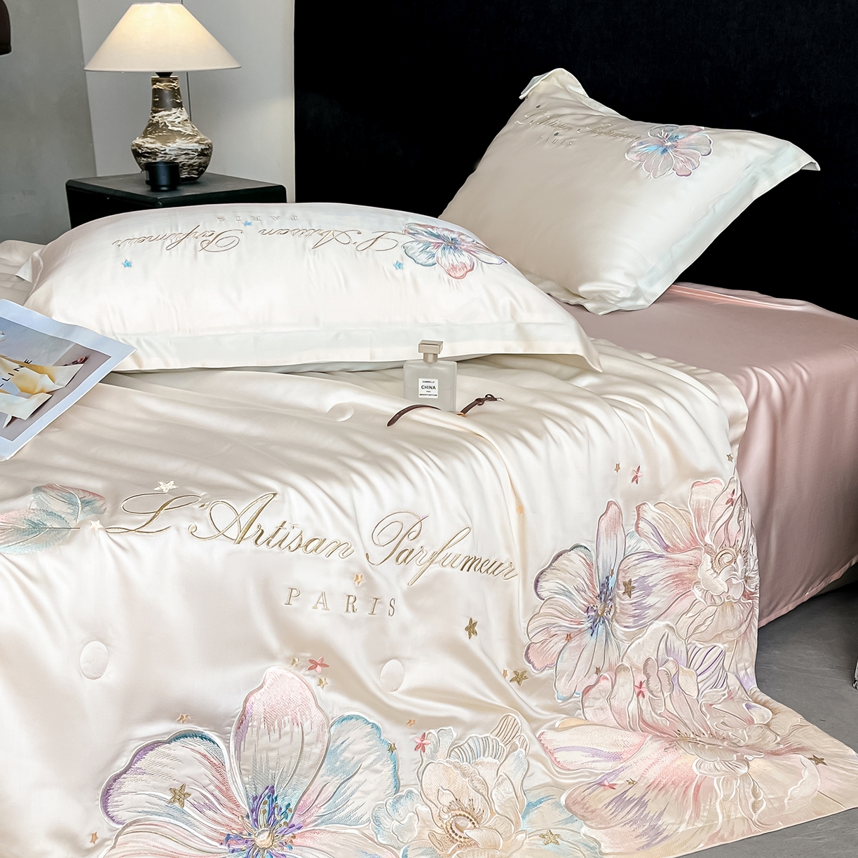 91家纺网 家纺一手货源 找家纺 置顶家纺 2026新款水洗天丝夏被四件套-花汐子 花汐子-白+粉