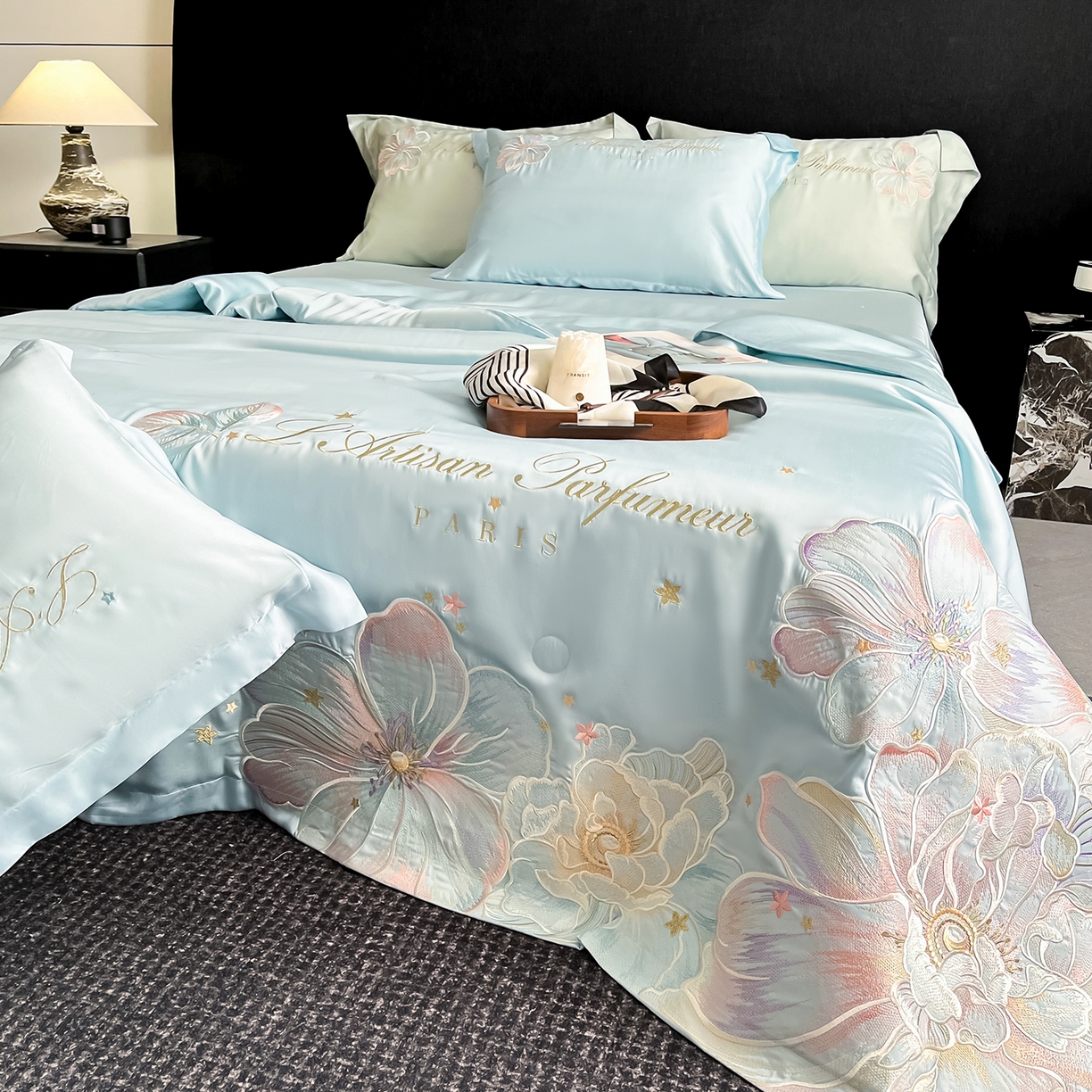 91家纺网 家纺一手货源 找家纺 置顶家纺 2026新款水洗天丝夏被四件套-花汐子 花汐子-浅蓝