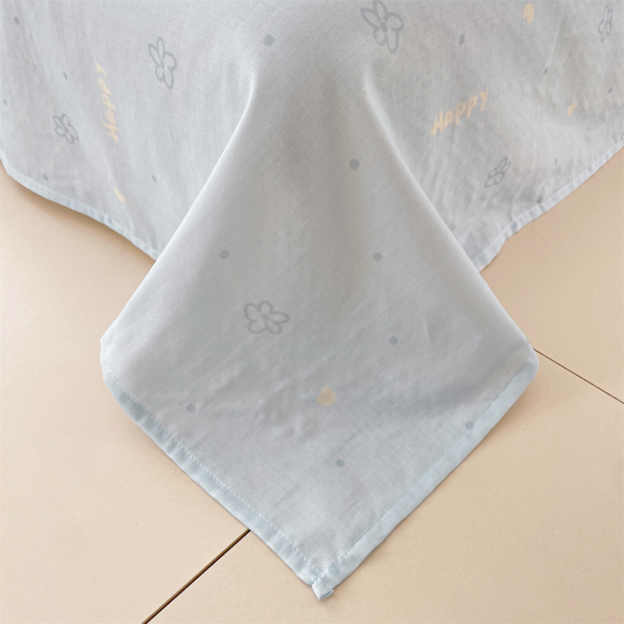 91家纺网 家纺一手货源 找家纺 盛秋家纺 2026新款卡通款A类水洗棉印花四件套 格子铺粉+花朵蓝