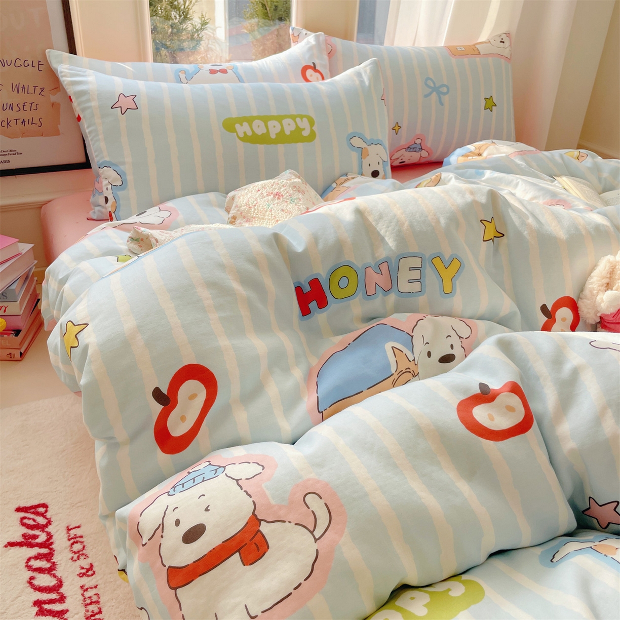 91家纺网 家纺一手货源 找家纺 盛秋家纺 2026新款卡通款A类水洗棉印花四件套 软萌汪汪蓝+花朵粉