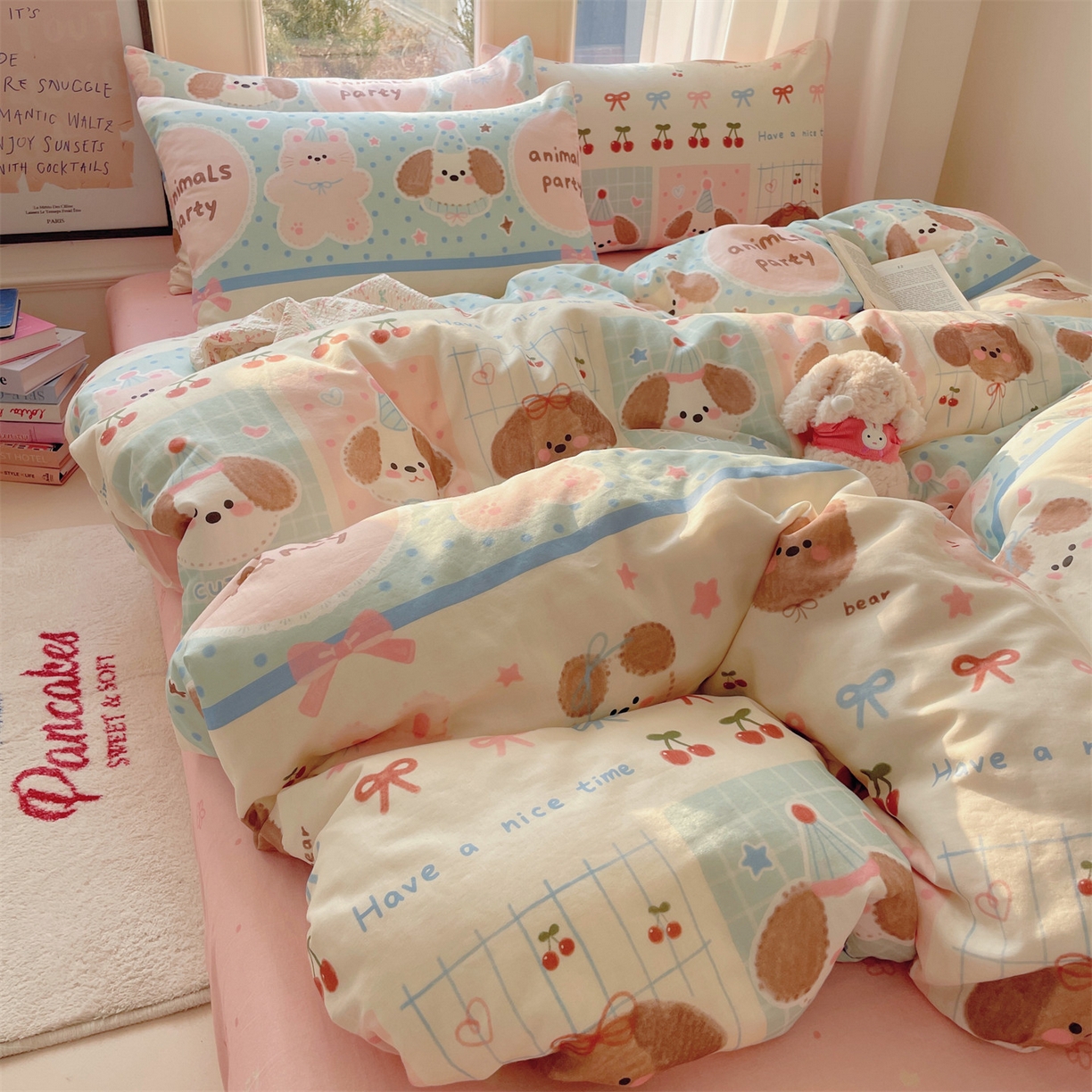 91家纺网 家纺一手货源 找家纺 盛秋家纺 2026新款卡通款A类水洗棉印花四件套 小狗来信+花朵粉