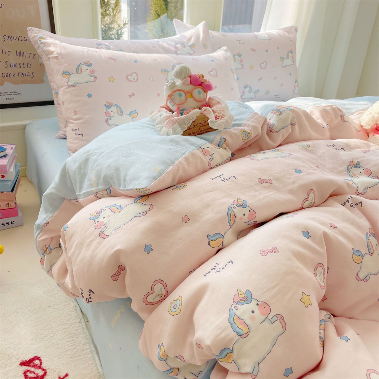 91家纺网 家纺一手货源 找家纺 盛秋家纺 2026新款卡通款A类水洗棉印花四件套 天使小马粉+花朵蓝