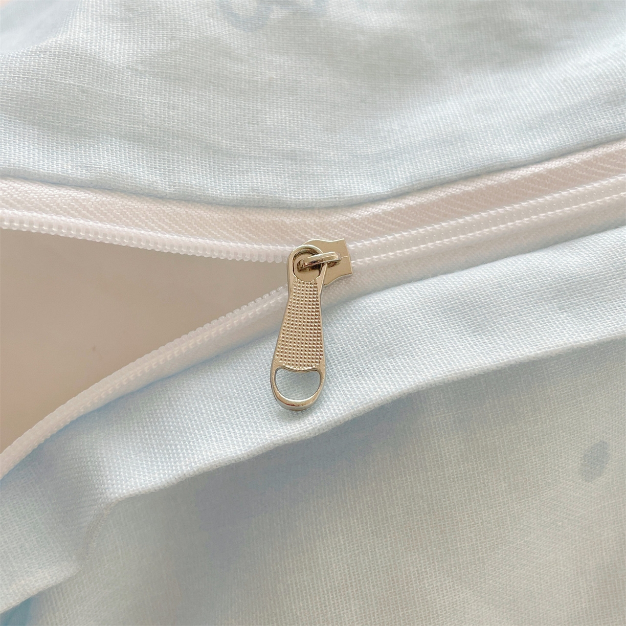 91家纺网 家纺一手货源 找家纺 盛秋家纺 2026新款卡通款A类水洗棉印花四件套 天使小马粉+花朵蓝