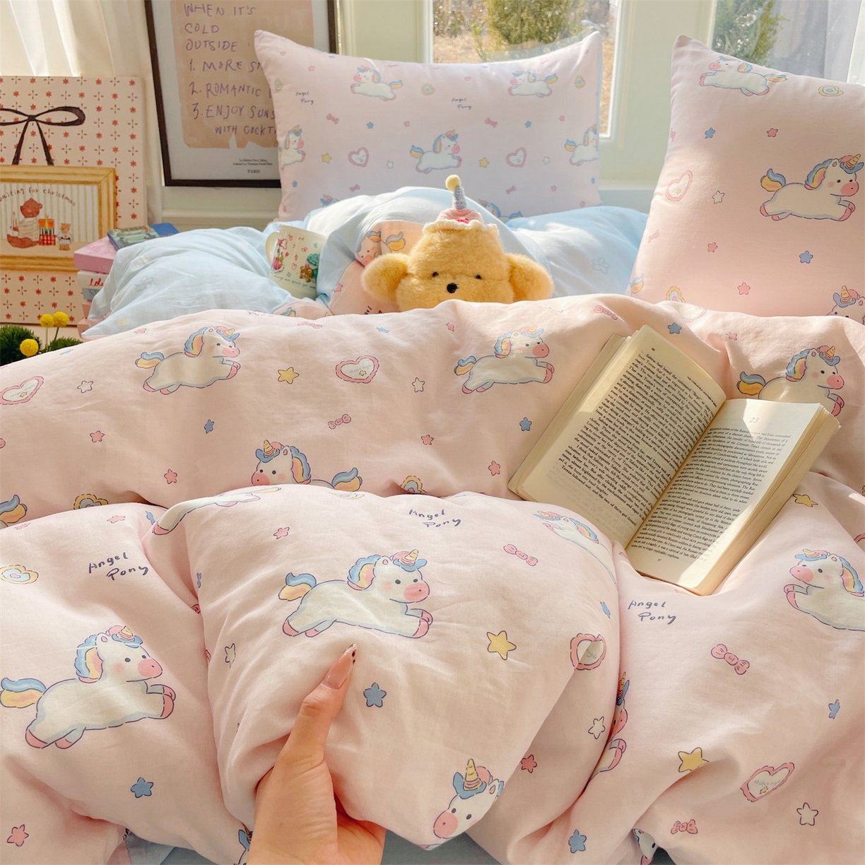 91家纺网 家纺一手货源 找家纺 盛秋家纺 2026新款卡通款A类水洗棉印花四件套 天使小马粉+花朵蓝