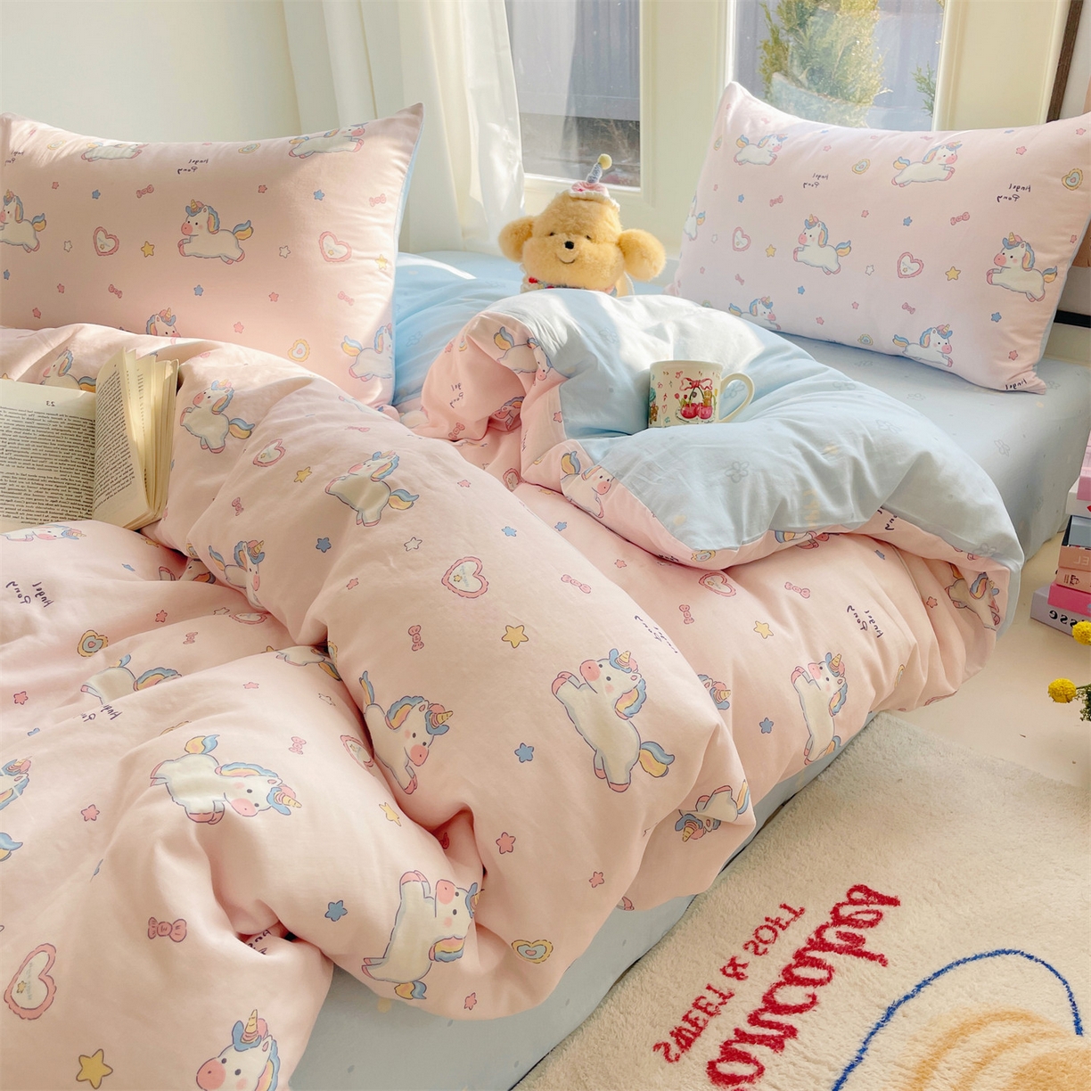 91家纺网 家纺一手货源 找家纺 盛秋家纺 2026新款卡通款A类水洗棉印花四件套 天使小马粉+花朵蓝