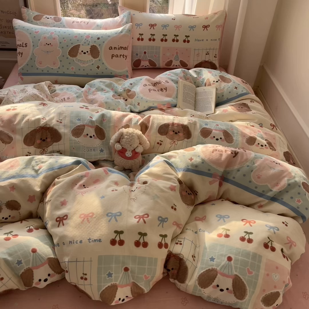 91家纺网 家纺一手货源 找家纺 盛秋家纺 2026新款卡通款A类水洗棉印花四件套 小狗来信+花朵粉