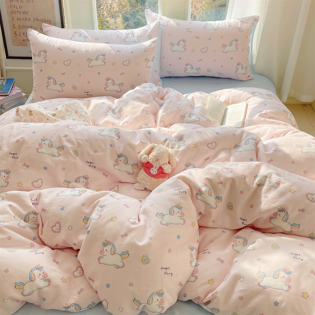 91家纺网 家纺一手货源 找家纺 盛秋家纺 2026新款卡通款A类水洗棉印花四件套 天使小马粉+花朵蓝