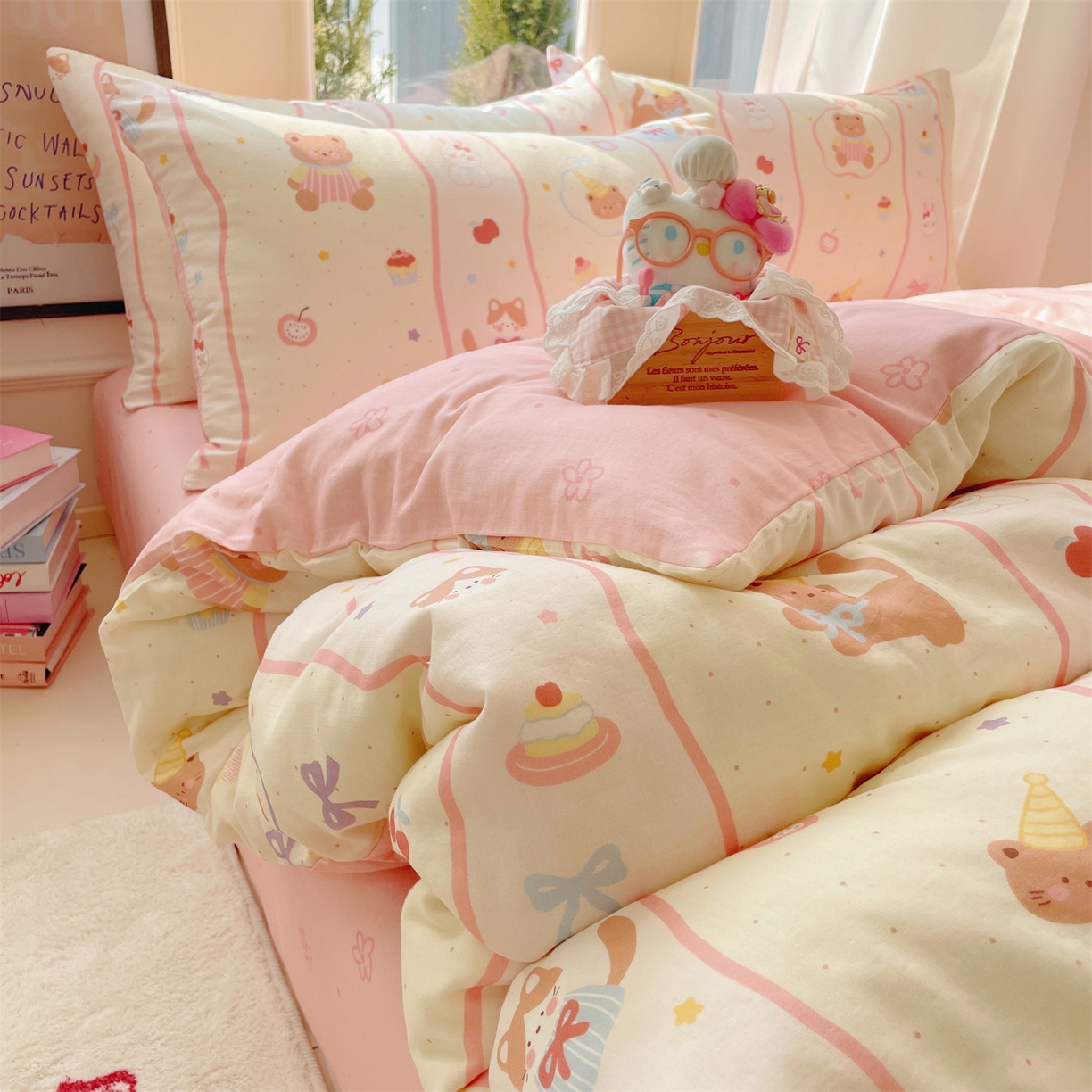 91家纺网 家纺一手货源 找家纺 盛秋家纺 2026新款卡通款A类水洗棉印花单被套被套单件 甜茶日记+花朵粉