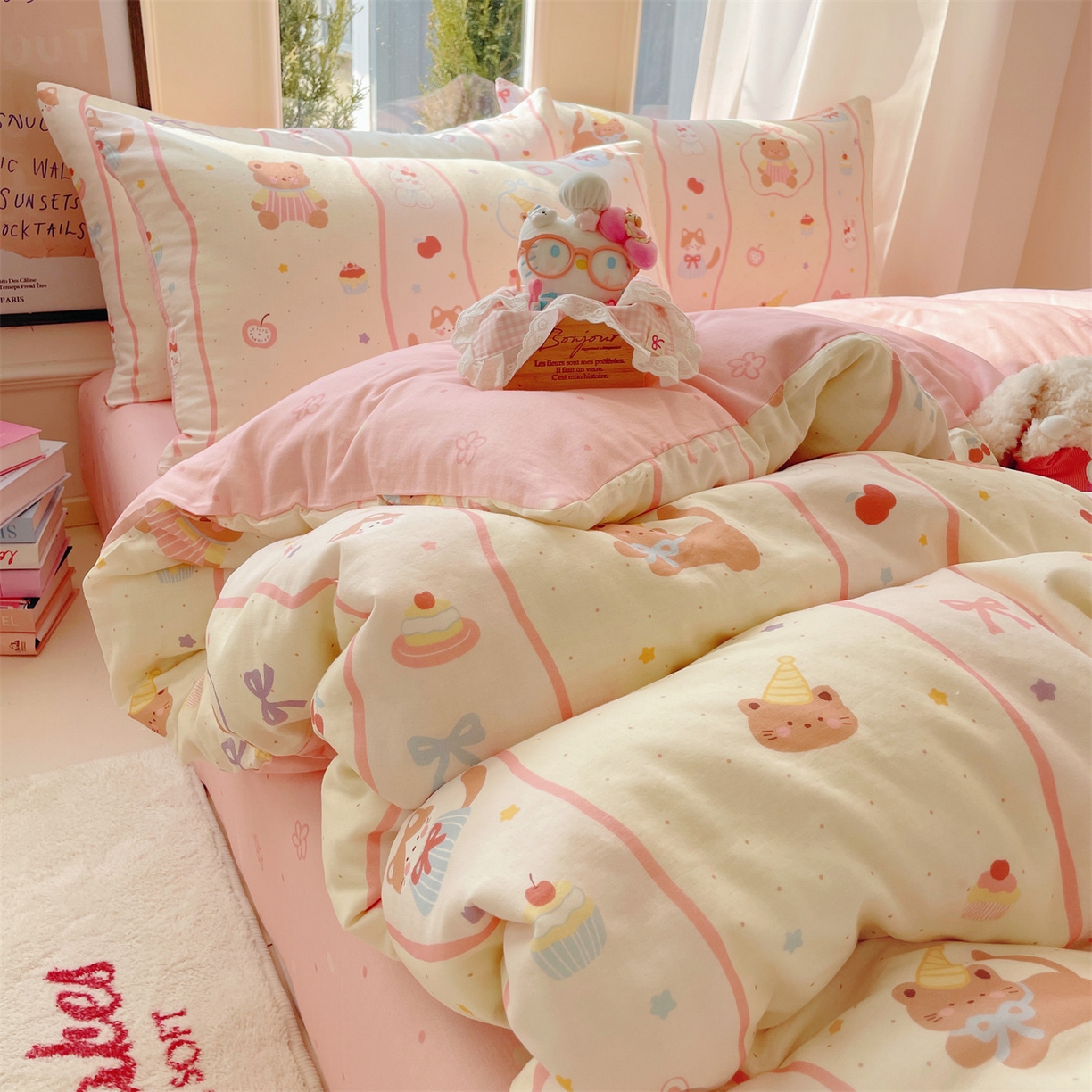 91家纺网 家纺一手货源 找家纺 盛秋家纺 2026新款卡通款A类水洗棉印花单被套被套单件 甜茶日记+花朵粉