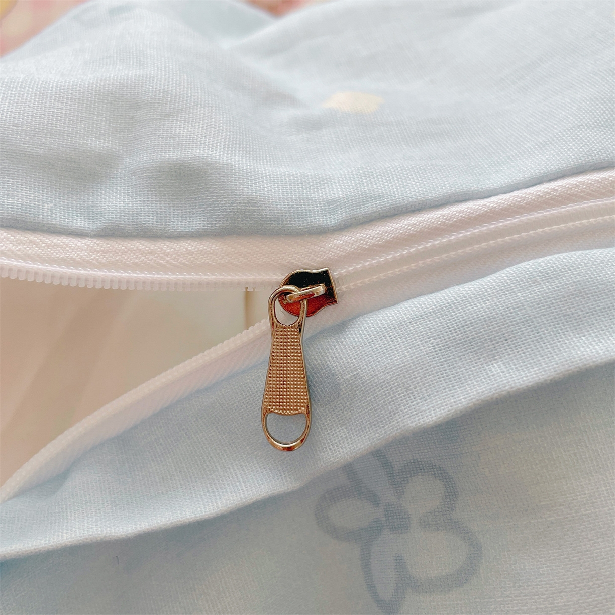 91家纺网 家纺一手货源 找家纺 盛秋家纺 2026新款卡通款A类水洗棉印花单被套被套单件 格子铺粉+花朵蓝